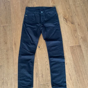 Svarta jeansbyxor med rak passform - Säkjer ett par riktigt snygga svarta tiger of Sweden jeans. Riktigt sköna och bra kvalite. Även i väldigt gott skick fortfarande. De är även lite små i storleken.