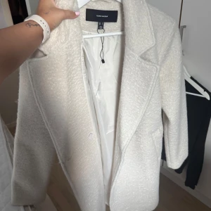 Helt ny kappa från Vero Moda  - Helt ny kappa från veromoda. Säljes pga kommer ej t andväning 