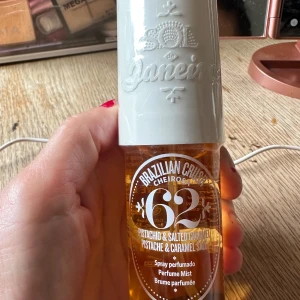 Sol de Janeiro Brazilian Crush Cheirosa 62 Perfume Mist - En doftmist från Sol de Janeiro med doft av pistage och saltad karamell. Flaskan är genomskinlig med vit kork och rymmer 90 ml. Perfekt för dig som älskar söta och nötiga dofter med en tropisk känsla.helt ny oöppnad 