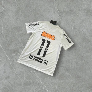 SANTOS | 11/12 | SIZE:S | NEYMAR JR | NY - Säljer en vit Santos fotbollströja med Neymar Jr och nummer 11 på ryggen. Hör av dig vid minsta fundering👌