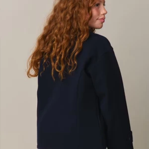 Mörkblå kappa - Snygg mörkblå kappa med dubbelknäppning och bred krage. Jackan har en boxig, något croppad passform och långa ärmar med uppvikta muddar. Perfekt för dig som gillar stilrena och klassiska plagg.