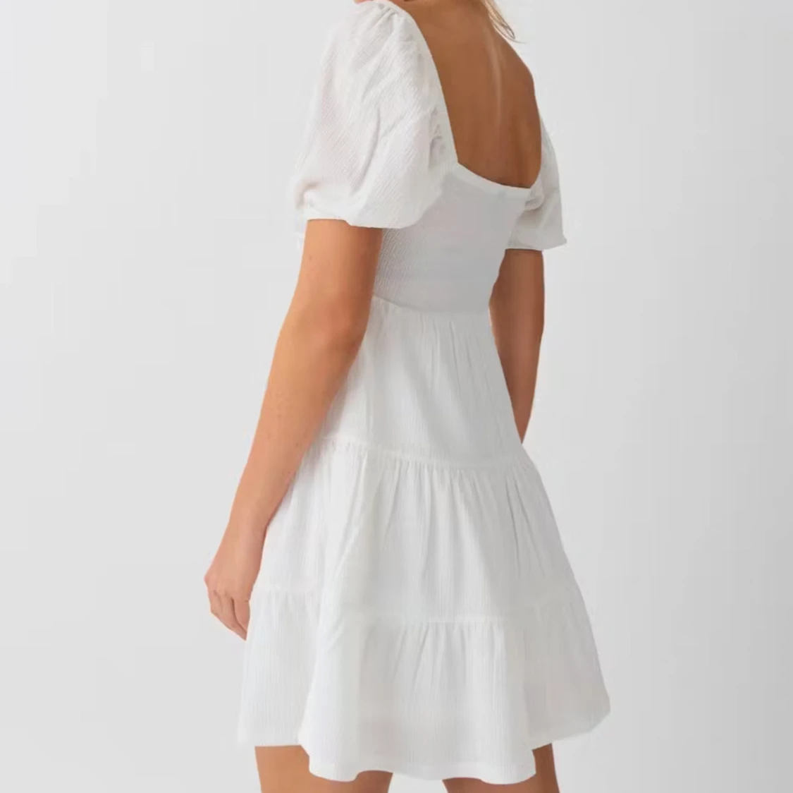 Vit miniklänning med puffärm och rosett - 2