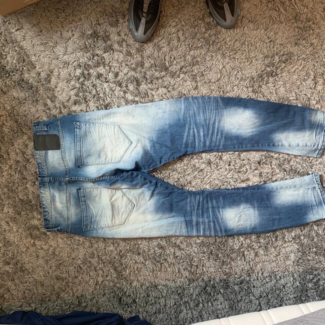 Blå jeans med slitningar - 1