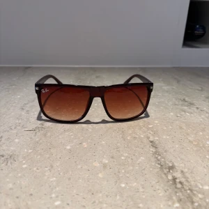 Rayban boyfreinds  - Säljer dessa sjukt snygga Rayban boyfreindsen👌 Extremt bra pris så först till kvarn. De är sprillans nya och skickas samma dag som köpet🤝De är tyvärr inte äkta utan de är kopior så de är helt identiska till Rayban boyfreinds🙌 Kom pm vid minsta lilla fundering eller intresse🙌🤝👌👍🥂