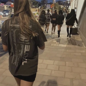 Tate McRae merch - Intressekoll på min Tate mcrae i storlek L som köptes på hennes konsert 1/6. Tryck inte på köp nu!!!! Kom med bud!