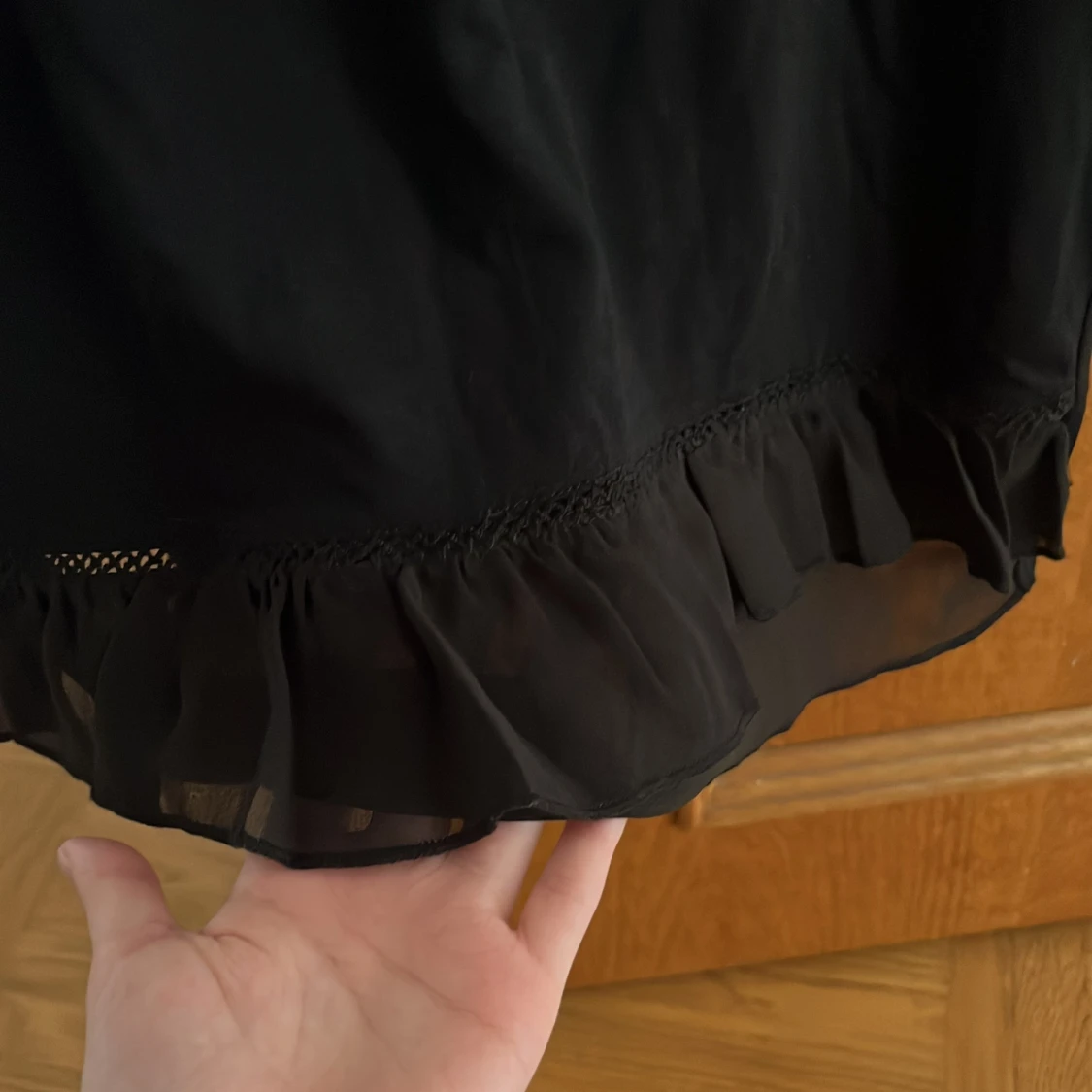 Svart topp med volang från Armani Exchange - 1