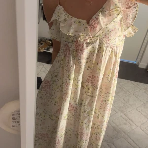 Sommarklänning - Långklänning från h&m, köpt för 2 år sen men aldrig blivit använd. Jag är 167 och den går ner till skorna på mig! Kan skicka fler bilder 🫶🏼