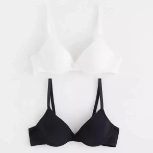 2-pack bh toppar svart och vit med rosett - Säljer ett 2-pack bh toppar i svart och vit. Båda har justerbara axelband och vadderade kupor för extra komfort. Köpta båda två för 249 kr på Lindex:) säg till om ni har frågor! Lägg bud om ni endast vill köpa en!