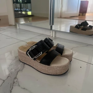 Vagabond sandaler - Sandaler från Vagabond med platå. Knappt använda :)