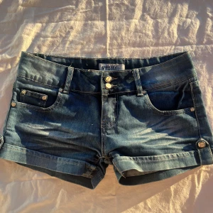 Low waist vintage jeansshorts - Jätte snygga shorts! Midjemått rakt över är 38cm 💙 