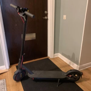 Mi pro 2  - Topp fart25km räckvidd 40km laddare ingår och extra deck