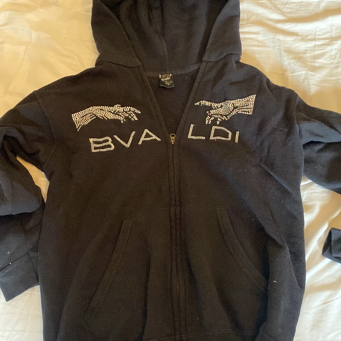 Svart hoodie med strasstenar från Bvaldi