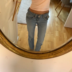 Ljusblå jeans från Gina Tricot - Säljer ett par ljusblå bootcut jeans från Gina Tricot med låg midja, som nu har blivit för små