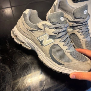 Grå New Balance 2002R sneakers - Hej, säljer nu mina gråa New Balance skor jag köpte för ca 1 månad sen, dom e använda ca 10 gånger. Köpte dom för 1899 från Zalando. Passar 41-42,5