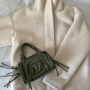 Beige teddyjacka med dragkedja - Mysig beige teddyjacka med hög krage och grov dragkedja framtill🤍Köptes förra året kom inte till användning den hösten🤍 ord pris ca 990🤍 Kan diskutera pris🤍