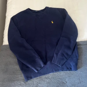 Ralph Lauren Tröja - Säljer denna fina Ralph Lauren Tröja i mycket fint skick. Tröjan är i storlek S.