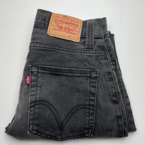 Levi's 501 jeans  - Snygga svarta Levi's 501 jeans i klassisk rak modell. Jeansen har fem fickor, tydlig röd Levi's-tag och ikonisk patch bak i midjan. Perfekta för dig som gillar en tidlös look med lite edge. Materialet är slitstarkt denim i bomull.