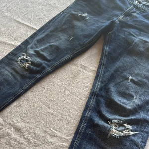 Dondup jeans med fina slitningar , strl 33 - Säljer ett par blå jeans från dondup med fina slitningar från fabrik. Jeansen är i passformen skinny, strl 33. Riktigt fina jeans. Priset kan diskuteras!