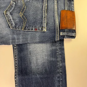 Replay Grover jeans (33/30) - Rätt schyssta Replay jeans med en lagning vid grenen (syns på bild).
