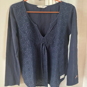 Mörkblå blus från Odd Molly - Supersnygg mörkblå blus från Odd Molly i storlek S med broderade detaljer framtill och knyt under bysten. Fint skick!💙