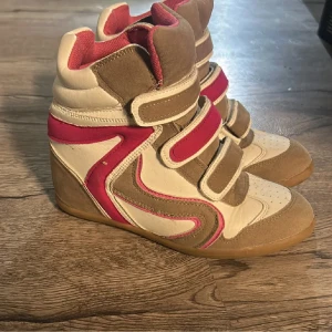 Beige och rosa sneakers med kardborre - Unika sneakers i beige, brunt och rosa med högt skaft och tre breda kardborreband. Skorna har en cool retrostil med inslag av mocka och syntet, samt klack Perfekta för dig som vill sticka ut med färg och form.