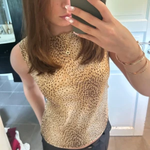 Cool vintage topp - Så cool vintage topp med ett unikt mönster 🌸🩷 använt få gånger, utan defekter! Står i tröjan att det är en M men skulle säga att den sitter mer som en S