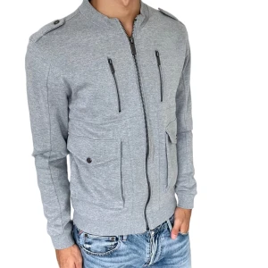 Grå cardigan  - Snygg grå cardigan med ribbade muddar, två bröstfickor med dragkedja och stora fickor framtill. Jackan har axelklaffar och stängs med dragkedja. Perfekt för dig som gillar en clean och sportig look.