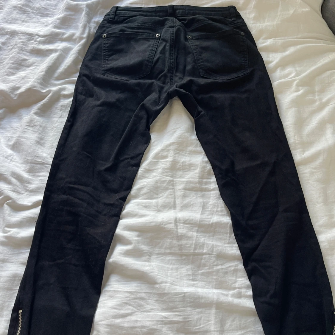 Svarta jeans med dragkedjor från Denim Rebel - 1