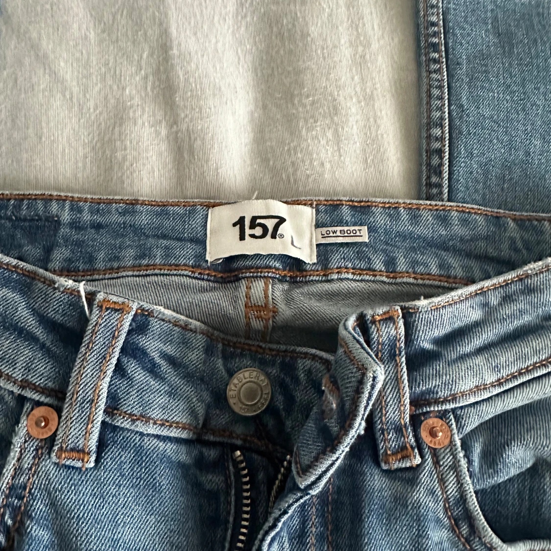 blåa lågmidjade utsvängda jeans