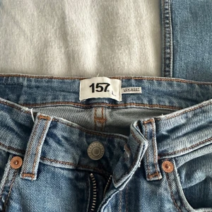 blåa lågmidjade utsvängda jeans - blåa lågmidjade utsvängda jeans