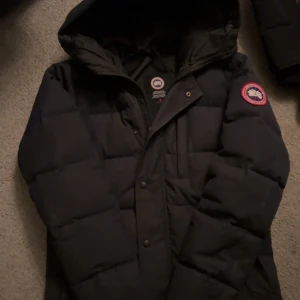Canada goose Wyndham parka  - Äkta jacka köpt för några år sen. Finns några små små hål här o där. Inget kvitto.