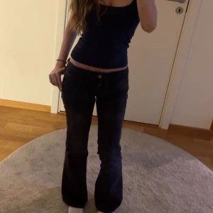 Svarta bootcut jeans - Säljer ett par svarta bootcut jeans från cheap monday💗💗W26 L30. Midjemått tvärsöver är 35cm och innerbenslängden är 77cm. De har använts ett fåtal gånger.
