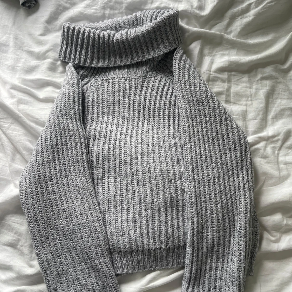 Grå stickad polotröja från Ü - 1