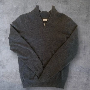 Grå tröja med dragkedja från John Henric - Snygg grå tröja från John Henric med dragkedja vid halsen. Perfekt för en stilren look. Tröjan har långa ärmar och är tillverkad i ett mjukt material som ger en bekväm passform.