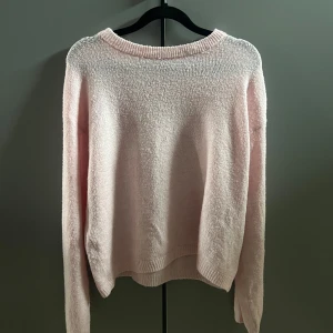 Ljusrosa stickad tröja från Lager 157 - Supermjuk och mysig ljusrosa stickad tröja från Lager 157. Tröjan har rund halsringning, ribbade muddar och lång ärm. Det är storlek M. Typ oanvänd