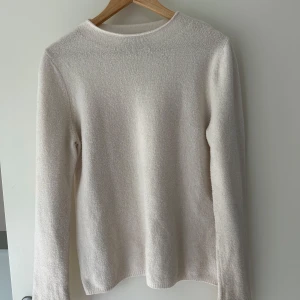 Vit stickad tröja från MNG - Mysig vit stickad tröja från MNG i storlek M. Tröjan har en enkel och clean design med rund halsringning och långa ärmar. Perfekt för lager-på-lager och passar till allt. Materialet känns mjukt och skönt mot huden.