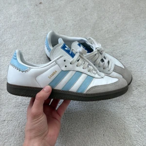 Adidas samba ice blue - Ovanliga och sjukt snygga Adidas samba ice blue sneakers, 9/10 i skick, använda endast ett par dagar. Nypris 3199kr. Kvitto + box ingår vid köp! Skriv vid frågor!