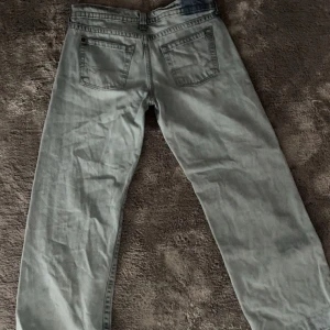 BDG Kayla jeans - Lågmidjade, ljusblå jeans från Urban outfitters. Nypris 900. De har en liten fläck på benet, men annars bra skick. Priset kan diskuteras. 30w, 32l