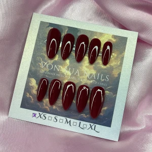 Crimson (XS);Medium Almond  - Handgjorda press-on naglar i en djup vinröd färg. Naglarna är medium och mandelformade, perfekta för dig som vill ha en edgy look. Kommer i storlek XS: 14 mm, 11 mm, 11,5 mm, 10 mm, 8 mm 