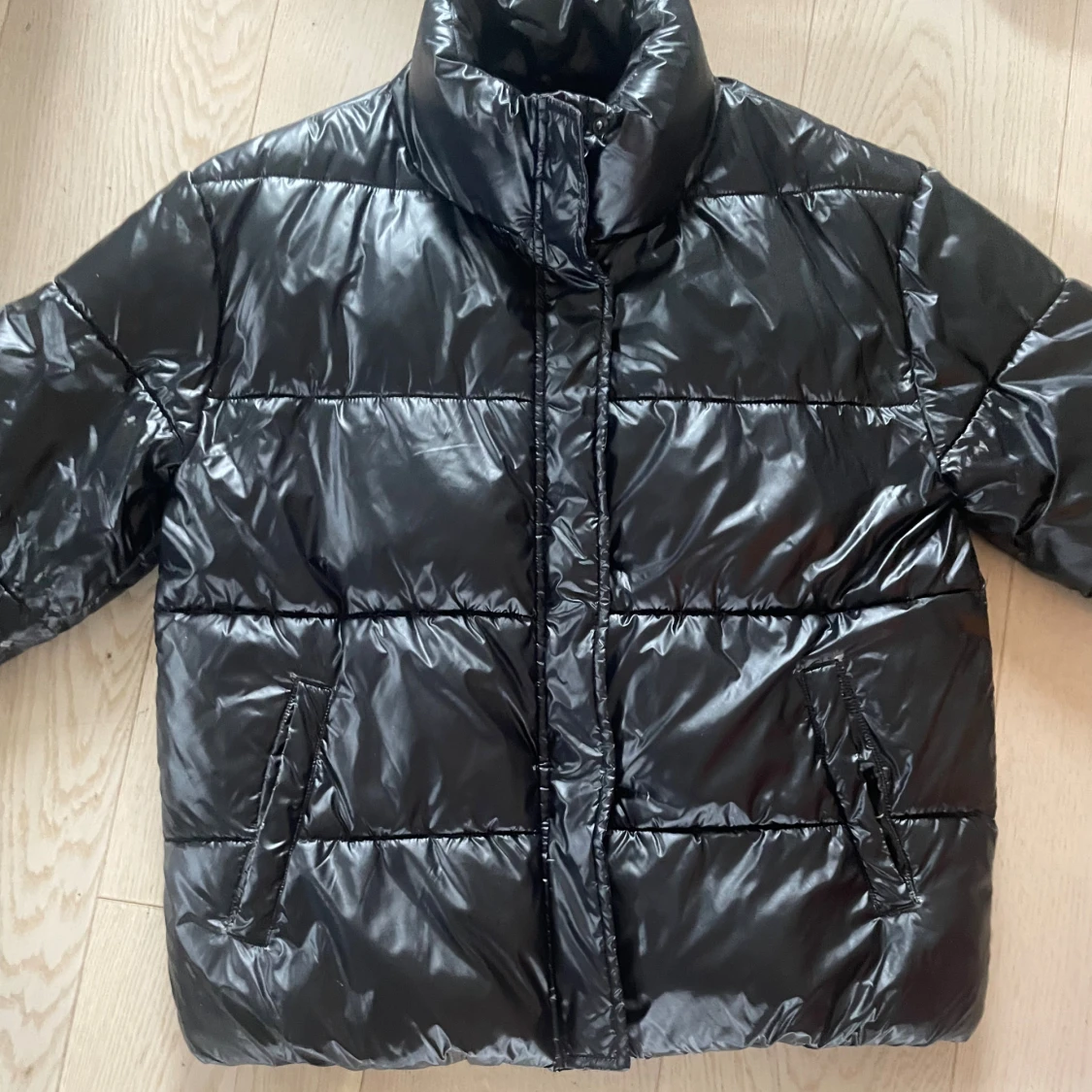 Svart pufferjacka