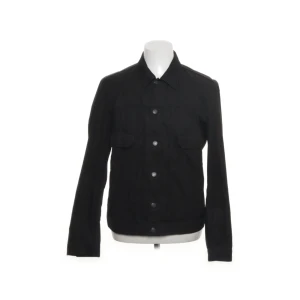 Hugo boss overshirt - En snygg overshirt från hugo boss i färgen svart. Knappt anvönd och den är i väldigt bra skick. Pris går och diskuteras.