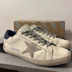 Golden Goose Skor - Säljer dessa feta och stiliga Golden Gooses! De är sparsamt använda och är i storlek 43! Dessa är perfekta nu till hösten. Box och dustbag tillkommer! Hör av vid eventuella frågor!