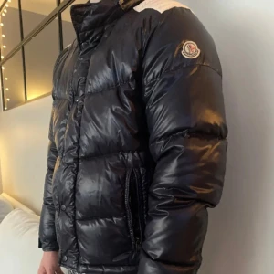 Svart Moncler dunjacka med dragkedja - Snygg marineblå dunjacka från Moncler köpt på plick. Storklek 2/M men skulle säga att den sitter mer som en S