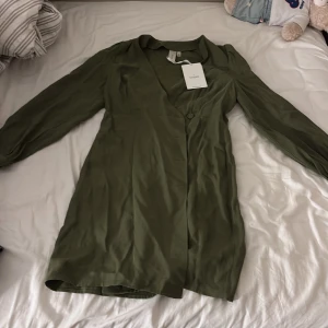 Grön knäpp tröja  - Fin mossgrön tröja med knappar, aldrig använda och väldigt modern!