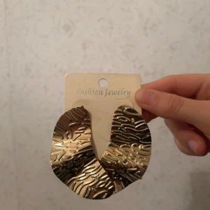 Örhängen  - Dessa tre örhängen fick jag på köpet när jag var utomlands men jag har aldrig använt dom. Dem är jättefina men de är inte min stil.   Säljer alla tre för 60 kr  De två sista örhängen är lite lite repor på. Inget som synds men när man kollar noggrant ser man det. Och på den första örhängen så är ens pluppen borta men jag har lagt till en annan som ni kan se på sista bilden   Notera att dessa inte är guldplaterade eller liknande, risk för missfärgning är alltså stor