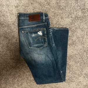 G-Star jeans  - Tjena, säljer nu mina fina G-Star jeans. Snygga med slitningar. Nypris 1800kr. Hör gärna av dig vid funderingar 😊