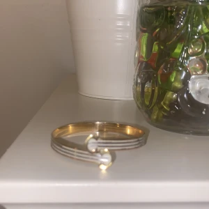 Sterling silver armband med guld färg - Snyggt armband i sterling silver och guld färg.
