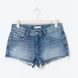 Low denim shorts - Helt nya och oanvända dock lite för små för mig men annars väldigt fina!