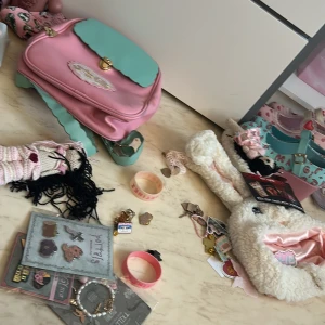 Melanie Martinez Collection - Hejsan , säljer lite saker på vinted Joina gärna där om ni är intresserade, har typ det flesta. 