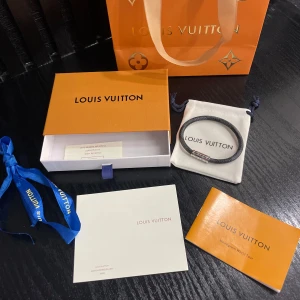 Lv armband  - Sprillans nytt armband! Riktig go investering! Storlek 17 cm✔️ Vid minsta fundering kontakta mig ✔️ENDAST ARMBAND MEDFÖLJER!